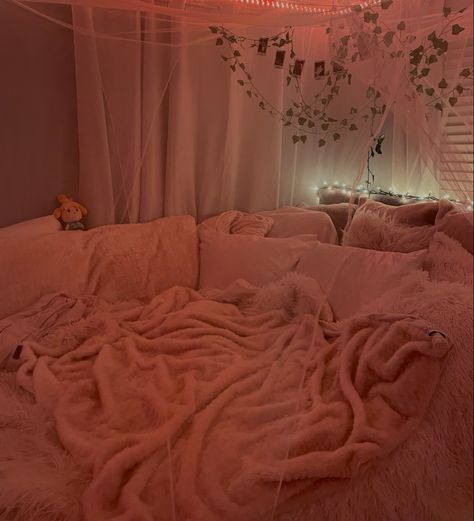 Room Full Of Pillows, Bedroom Bed Middle Of Room, Huge Comfy Bed, Comfy Bed In Corner, Room Comforter Ideas, Big Comfy Beds, Comfy Queen Bed, Comfy Fluffy Bed Aesthetic, Really Comfy Bed