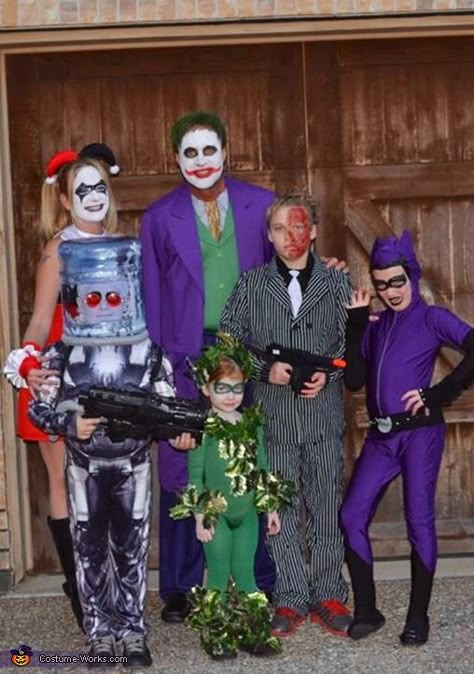 Batman Villains - Homemade costumes for families Batman Villain Costumes, Villains Halloween, Family Themed Halloween Costumes, Batman Halloween, Batman Villains, Halloween Parejas, Themed Halloween Costumes, Batman Costumes, Villain Costumes