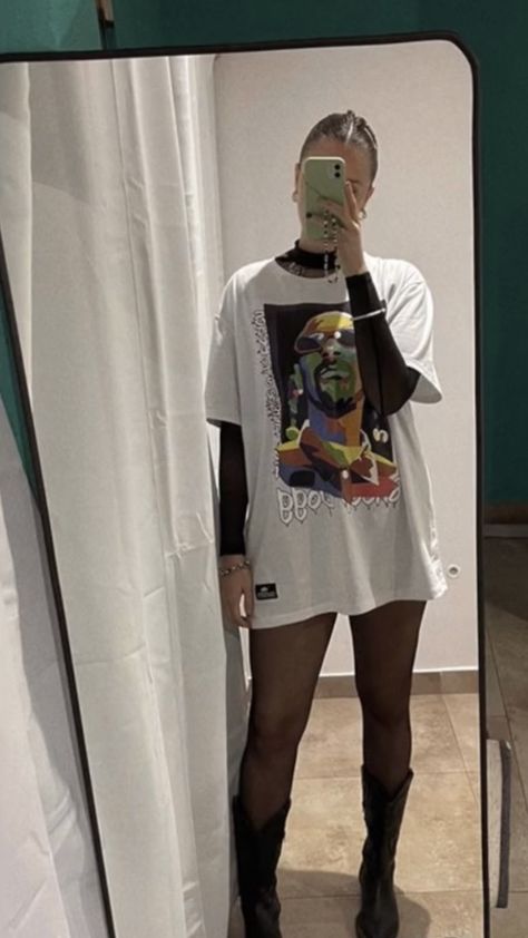 Oversized Tshirt With Mini Skirt, Street Wear Club Outfit, Night Rave Outfits, Bresh Festival Outfit Mujer, Rolling Loud Outfits Plus Size, Jersey Rave Outfit, The Band Camino Concert Outfit, Drake Concert Outfit Ideas Plus Size, Lany Concert Outfit Ideas