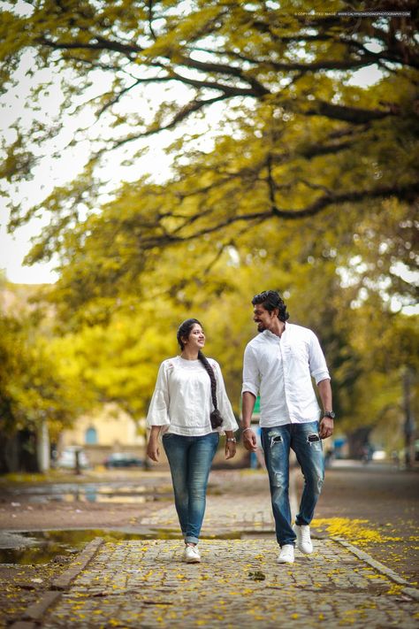 Pre Wedding Clothes Idea For Couple, Save The Date Photo Ideas Kerala Wedding, Pre Wedding Photoshoot Outdoor Different Styles, Pre Wedding Photoshoot Beach, Pre Wedding Photoshoot Props, Shooting Couple, Kerala Wedding Photography, Photoshoot Style, Pre Wedding Photoshoot Outfit