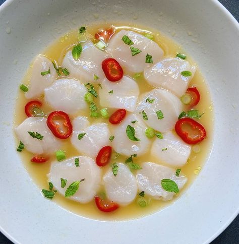 Citrus Dinner Party, Raw Scallops Recipe, Civeche Recipe, Luxury Meals, Scallops With Caviar, Scallop Crudo Recipe, Scallop Sushi, Raw Scallops, Scallop Crudo