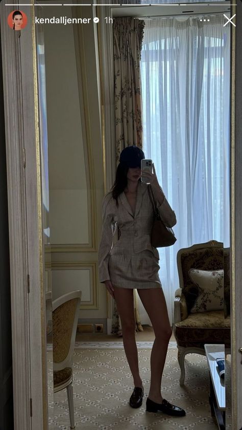 Kendall Jenner Takes On Two Different Kinds of Minidresses As an It Girl in Paris Kendall Jenner Ig, Kendall Jenner Aesthetic, Kendall Jenner Makeup, Kendall Jenner Instagram, Girl In Paris, Kendall Vertes, Vogue France, Jenner Sisters, Kylie Jenner Outfits