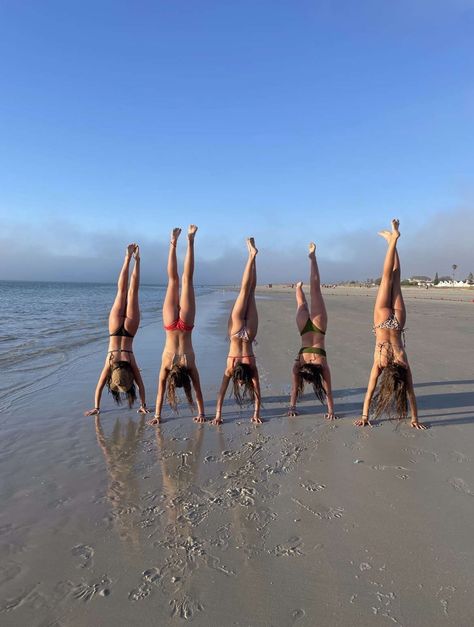 Handstands On The Beach, Hand Stand, Pool Picture, Calisthenics Workout, Summer Girl, Coconut Girl, Handstand, Summer Photos, Calisthenics