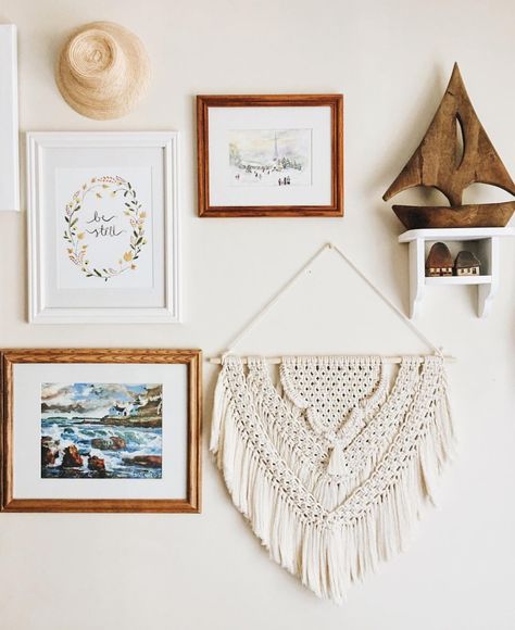 macramé wall hanging Gallery Wall With Macrame, Macrame Gallery Wall, Macrame Wall Decor Ideas, Macrame Wall Hanging Living Room, Diy Wall Hanging Ideas, Dreamy Living Room, Wall Macrame, Wall Hanging Ideas, Bohemian Room Decor