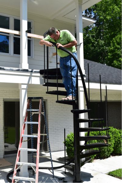 Step-by-Step Outdoor Spiral Staircase Construction - Extreme How To Railing Fence Ideas, Diy Spiral Staircase, Outdoor Spiral Staircase, Spiral Staircase Outdoor, Staircase Construction, Spiral Staircase Kits, Staircase Kits, Outside Stairs, Staircase Outdoor