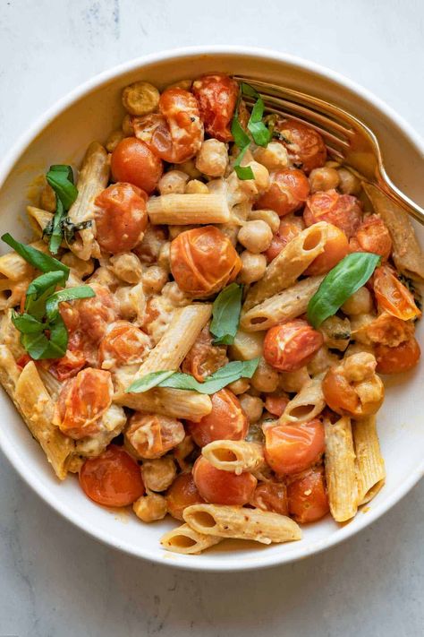 Hummus Pasta Recipe - Cooking For Peanuts Easy Roasted Chickpeas, Dinner Recipes Vegan, Lentil Dip, Vegan Entree Recipes, Hummus Pasta, Chickpea Hummus, Luteal Phase, Vegan Entree, Easy Hummus