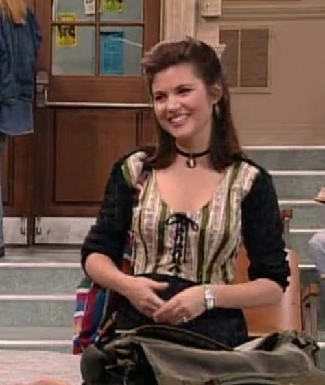 90s Celebrity Fashion, Tiffany Amber, Tiffani Amber Thiessen, Kelly Kapowski, Celebrity Short Hair, Tiffani Thiessen, Saved By The Bell, Carrie Bradshaw, Shoulder Length Hair