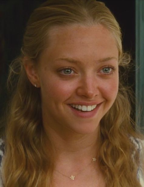 Amanda Seyfried Sophie Mamma Mia Hair, Sophie Sheridan Outfits, Young Amanda Seyfried, Mama Mia Makeup, Mama Mia Hair, Mamma Mia Hairstyles, Amanda Seyfried Makeup, Mamma Mia Makeup, Amanda Seyfried Mamma Mia