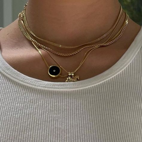 Emma Chamberlain Necklace, Emma Chamberlain Jewelry, Gold And Silver Necklaces Layered, Silver Necklaces Aesthetic, Gold Necklaces Aesthetic, Layered Necklaces Aesthetic, Jewelry Box Aesthetic, Emma Chamberlain Nails, Gold Necklace Aesthetic