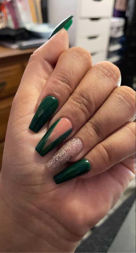 Emerald Color, Coffin shape, medium size #glitternails #nailsdesign #instagramnails #emerald #coffinnails #mediumnails Nail Inspo Forest Green, Dark Emerald Green Nails Acrylic Coffin, Emerald Green And Silver Nails Acrylic, Emerald Green Nails With Silver, Forest Green Nails With Gold, Dark Green Nails Coffin, Emerald Green Nails Coffin, Emerald Green And Silver Nails, Emerald Green Nails Acrylic Coffin