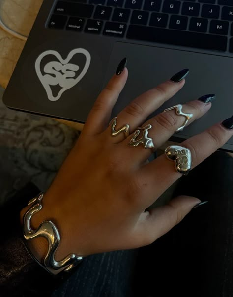 Lots Of Rings Aesthetic, Lots Of Rings, Balayage Caramel, Rings Aesthetic, Dope Jewelry, Jewelry Boards, Jewelry Studio, Jewelry Lookbook, Jewelry Inspo