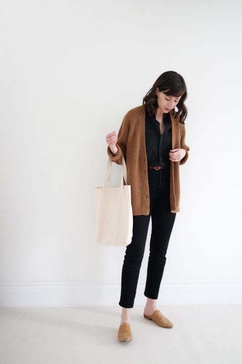 STYLING PAST SPRING STAPLES 4 NEW WAYS Cardigan Verde, Minimalist Moda, Paris Mode, Cardigan Style, 가을 패션, Work Wardrobe, Inspiration Mode, Mode Inspiration, Work Fashion