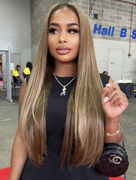 Dark Blonde Hair Black Women, Brown Skin With Blonde Hair, Sandy Blonde Hair On Black Women, Honey Blonde Hair Black Women, Black Woman Blonde Hair, Hair Dye Blonde, Inspiration For Black Women, Brown Skin Blonde Hair, Blonde Hair Black Women