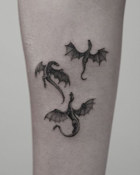 Dragons small tattoo by @valentina.tattoos #dragons #dragontattoo #smalltattooideas Baby Dragon Tattoos, Black Dragon Tattoo, Dragon Tattoo Meaning, Dragon Tattoo Ideas, Red Dragon Tattoo, Small Dragon Tattoos, Rib Tattoos For Women, Dragon Tattoo For Women, Tattoo Cover Up