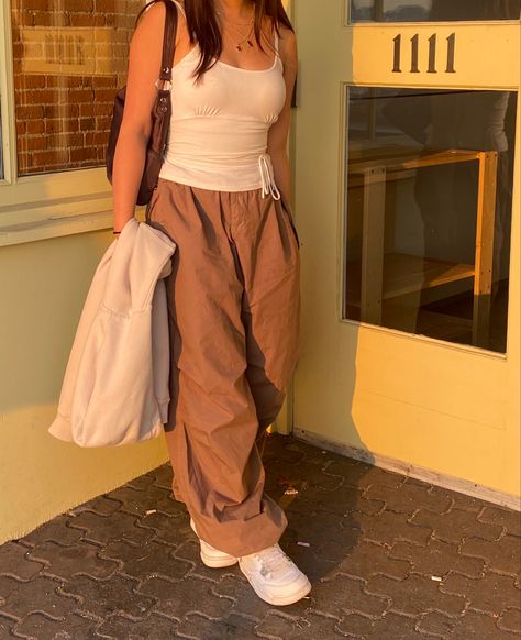 #parachute #style #fashion #sunset #brown #baggy #aesthetic #oversized #white #street Brown Baggy Pants Outfit, Brown Parachute Pants Outfit, Brown Parachute Pants, Baggy Aesthetic, Baggy Clothes Outfit, Parachute Pants Outfit, Baggy Pants Outfit, Brown Pants Outfit, Baggy Clothes