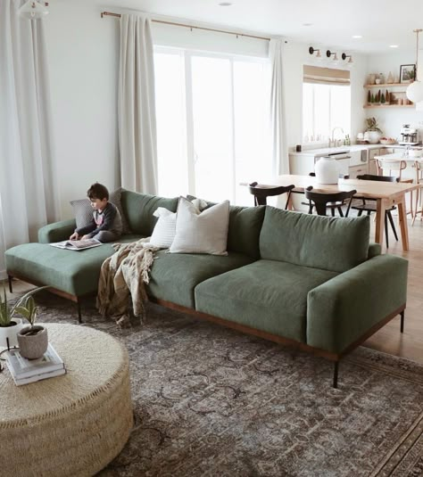 Living Room Design Green, Green Couch Living Room, Green Sofa Living, Green Sofa Living Room, Sofa Design Ideas, Green Couch, Green Sofa, Home Design Living Room, Living Room Green