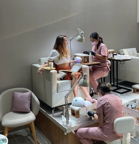 Nail Shop Interior Design Ideas, Nail Saloon Interiors Ideas, Manicure And Pedicure Salon Ideas, Interior Design Nail Salon, Manicure Salon Interior, Manicure Room Ideas, Minimalist Nail Studio, Nail Salons Ideas, Pedicure Interior Design