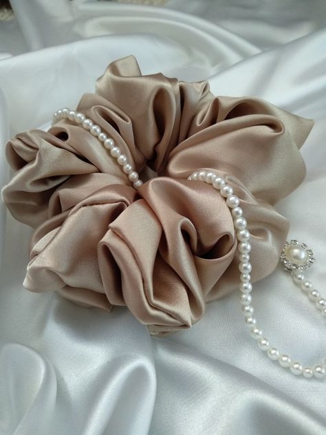 Scrunchies Photography Ideas, Beige Scrunchie, Heatless Curlers, Jewelry Necklace Simple, Diy Hair Scrunchies, Designer Hair Accessories, Diy Hair Accessories Ribbon, Handmade Scrunchie, Silk Pillow Cover