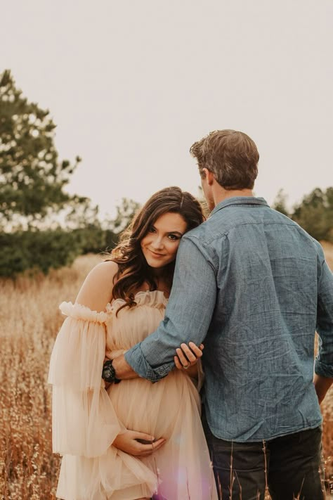 Posing For Pictures While Pregnant, Couple Maternity Photos Outdoor, Maternity Photo Hairstyles Long, Simple Maternity Pictures Outdoor, Cabin Maternity Shoot, Classy Maternity Photoshoot, Maternity Shoot With Sonography, Maternity Photo Shoot Ideas White Shirt, Maternity Pics Outside