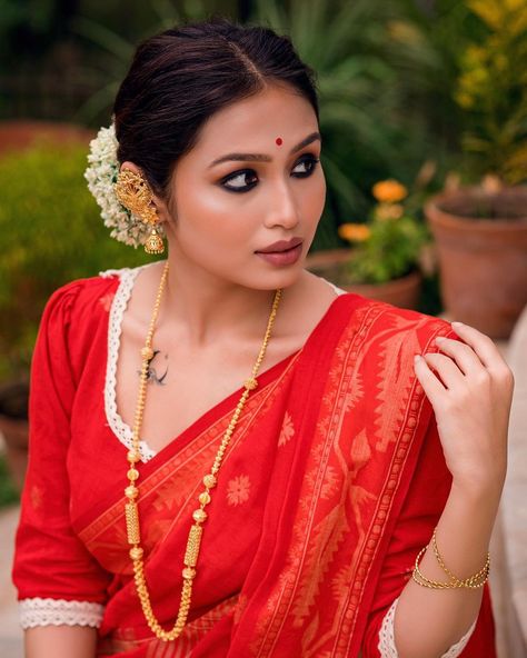 Smudged Liner, Bengali Makeup, Liquid Cat, Bengali Jewellery, Natural Dramatic, Eyeshadow Matte, Bengali Saree, Hair Style On Saree, Bengali Bridal Makeup