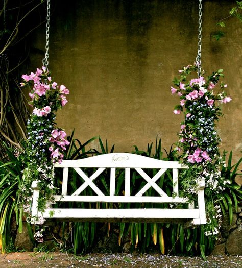 A Wedding Swing is a unique & beautiful addition to your wedding venue when decorated by a florist. Makes for great photographs after the ceremony too / Modern Wedding Luxury Garden Furniture, Theme Nature, Decor Shabby Chic, Garden Swing, Luxury Garden, Romantic Garden, Décor Diy, Backyard Wedding, Garden Wedding