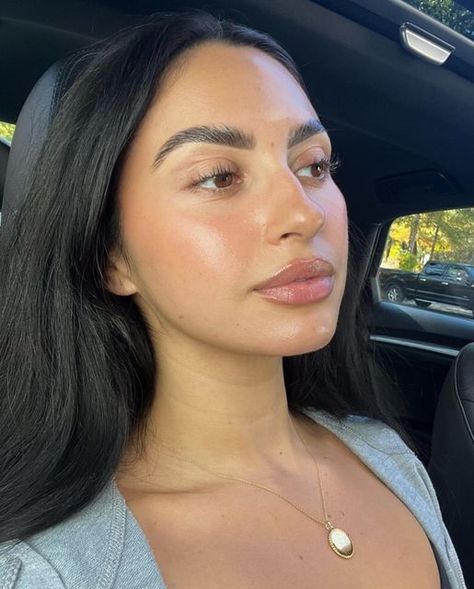 Tatyana Lafata on Instagram: "Weekly update 😚" Capsule Makeup, Olive Skin Makeup, Pearl Makeup, 2023 Makeup, Female Energy, Fresh Makeup, Dewy Makeup, Minimal Makeup, Makeup Eye Looks