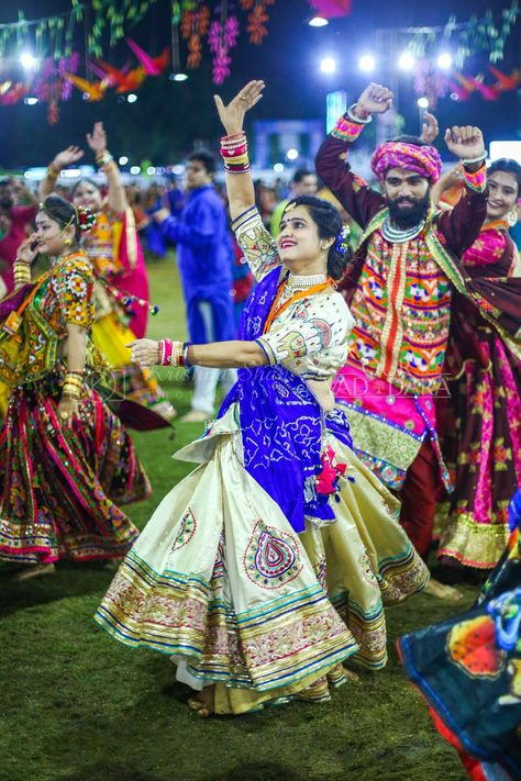 Navratri Garba Photography, Dandiya Photo, Navratri Garba Photo, Navratri Pic, Navratri Makeup, Dandiya Dance, Navratri Dandiya, New Love Pic, Garba Dance