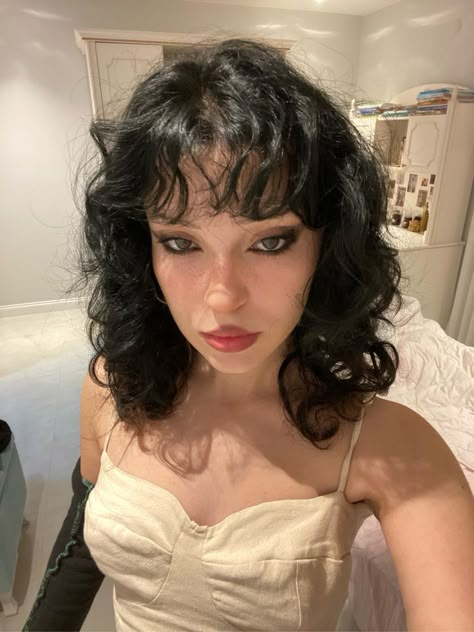 Curly Hairstyles With Short Hair, 80s Curly Haircut, Curly Hair Bob With Bangs, Curly Shag Haircut, Natural Curly Hair Cuts, Bella Hair, Haircuts For Curly Hair, Hairdos For Curly Hair, Peinados Fáciles Para Cabello Corto