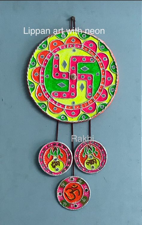 Lippan Designs, Diwali Wall Decoration, Kavidi Items, Mud Art, Lipan Art, Puppy Crafts, Room Decor Handmade, Canvas Painting Projects, India Crafts