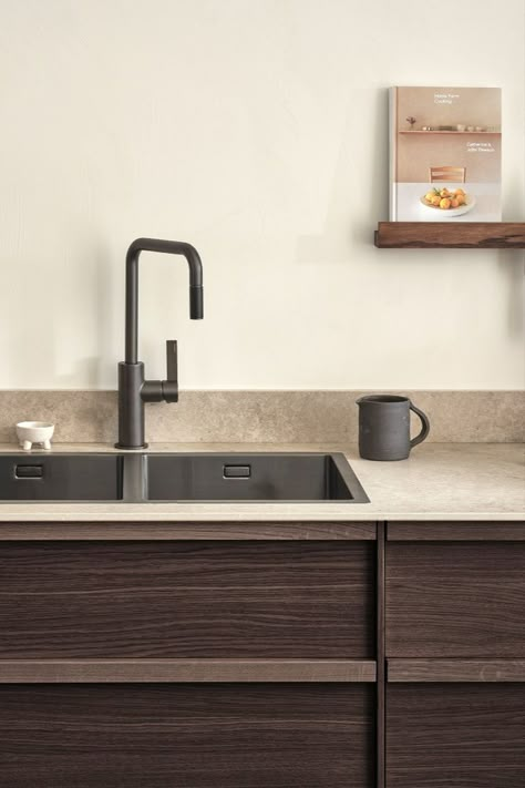 Kitchen tap ARM 985 in Bronze with turnable spout and pullout nozzle, together with kitchen sink TA 8040 in PVD Black Chrome. Countertop and tile from Bricmate. Black Sink Faucet, Kitchen Sink And Faucet, Walnut Kitchen Island, Bronze Kitchen, Walnut Kitchen, Black Taps, Black Sink, Faucet Design, Dark Kitchen