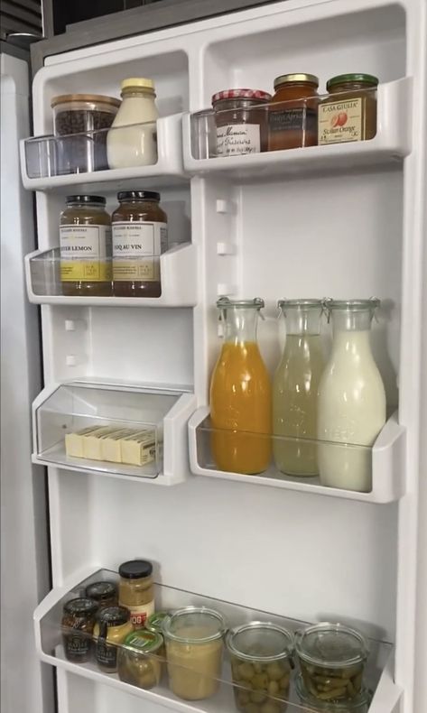 Pretty Refrigerator Organization, Almond Daughter, Minimal Modern Home, Mom Morning Routine, House Organization, Future Apartment Decor, Refrigerator Organization, Fridge Organization, Apartment Plans