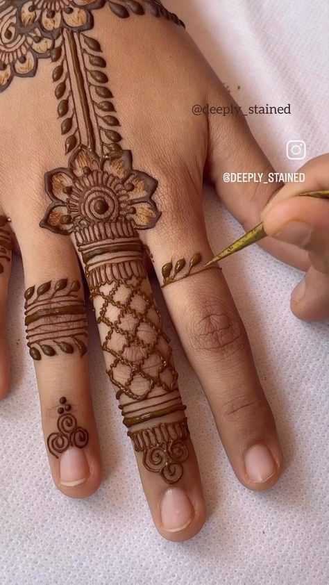 Beautiful Simple Mehndi Design, Short Mehndi Design, Henna Tattoo Designs Hand, Simple Henna Tattoo, Beautiful Henna, Simple Mehndi Designs Fingers, Very Simple Mehndi Designs, Full Mehndi Designs, Latest Bridal Mehndi Designs