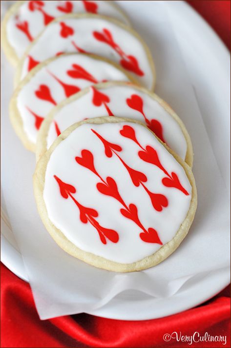 Decorated garland heart iced sugar cookies for Valentine's Day. Decorated Garland, Heart Sugar Cookies, Sugar Cookies From Scratch, Heart Sugar Cookie, Ice Heart, Cookies From Scratch, Iced Sugar Cookies, Homemade Marshmallows, Valentine's Day Recipes