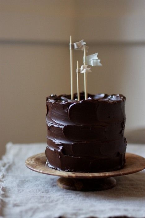 chocolate cake Minimalist Chocolate Cake, Minimal Chocolate Cake, Chocolate Cake Inspo Aesthetic, Small Chocolate Cake Recipe 8 Inch, Chocolate Cake Aesthetic, Mini Chocolate Cake 4 Inch, Wooden Cake Plate, Minimal Cake, Rustic Food