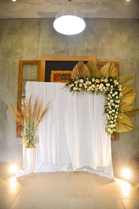 Diy Dekorasi Lamaran Simple, Simple Wedding Background Decoration, Dekor Nikah Simple, Dekor Tunangan Simple, Engagement Background Decoration Simple, Background Lamaran Simple, Decor Lamaran Simple, Backdrop Lamaran Simple, Simple Decoration For Engagement At Home