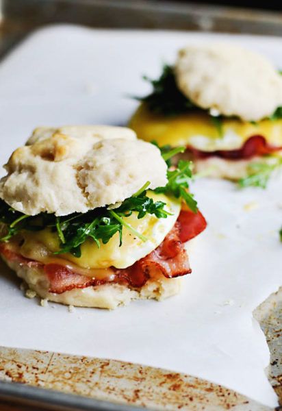 Arugula Breakfast, Bacon Egg Sandwich, Sandwich With Arugula, Make Biscuits, Breakfast Bacon, Bacon Eggs Breakfast, Biscuit Sandwich, Bacon Sandwich, Gourmet Breakfast