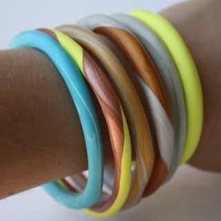 DIY clay bangles Clay Bangles, Bracelet Chevron, Bangles Diy, Polymer Clay Bracelet, Polymer Clay Jewelry Tutorials, Clay Bracelet, Bracelets Diy, Polymer Clay Projects, Polymer Clay Tutorial