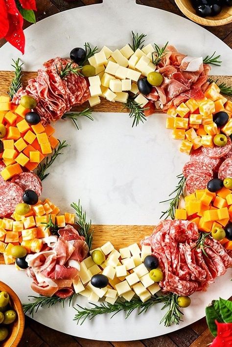 Charcutewreaths are this year’s hottest new food trend: If you haven’t seen them before, they’re essentially a holiday charcuterie board made to look like a decorated Christmas wreath. #healthychristmassnacks #christmassnacks #healthychristmastreats #holidaysnacks #bhg Christmas Wreath Charcuterie, Wreath Charcuterie Board, Wreath Charcuterie, Food Wreath, Cold Appetizers Easy, Holiday Appetizers Christmas, Healthy Christmas Snacks, Healthy Christmas Treats, Christmas Potluck