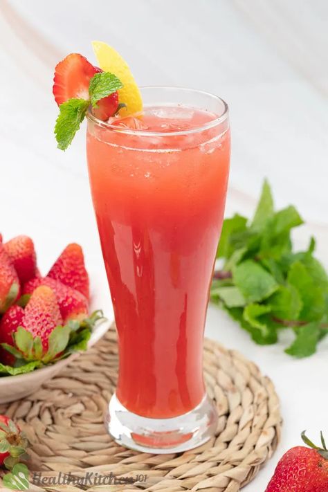 23 Easy and Delicious Strawberry Juice Recipes to Enjoy This Summer Summer Beverages, Summer Juice, Summer August, Strawberry Drinks, Strawberry Juice, Recipes Summer, Juice Recipes, Healthy Juices, Juicing Recipes