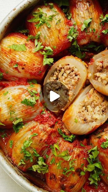 Maria Koutsogiannis 🇬🇷 Greek Food Blogger on Instagram: "Welcome Back to Episode 82 of All Things Greek! A series where I share recipes from my childhood! Today we are making Stuffed Onions, also known as Salantourmasi in Greece. Be sure to follow 👩🏻‍🍳🔪 @foodbymaria 🔪👩🏻‍🍳 so you never miss a Greek recipe! 

🧅 🍚👩🏻‍🍳 Comment “recipe” below if you want the recipe for these Stuffed Onions — it will be sent directly to your DM’s or tap the link in my bio to access our website. 🧅 🍚👩🏻‍🍳 

Something magical happens when you stuffed onions with beef, rice and fresh herbs.  They become so juicy, and sweet and the rice soaks up every bit of flavour making this dish an absolute flavor explosion.  It’s the perfect Sunday dinner idea and is a genius use of peak-season onions! Make th Stuffed Onions Recipes Ground Beef, Stuffed Onions Recipes, Scrambled Eggs With Spinach, Sunday Dinner, Onion Recipes, Beef Dinner, Leeks, Greek Recipes, Fresh Herbs