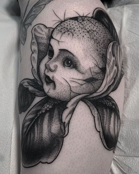 Tattoo Snob on Instagram: “Cracked Baby Head by @blackbearwhiskey at @thetattoodojo in Atlanta, Georgia. #crackedhead #dollhead #floraltattoo #blackbearwhiskey…” Black Tattoos On Black Skin, Gothic Face Tattoo, Two Headed Tattoo, Doll Head Tattoo, Back Head Tattoo, Baby Doll Tattoo, Creepy Doll Tattoo, Oddities Tattoo, Amir Tattoo