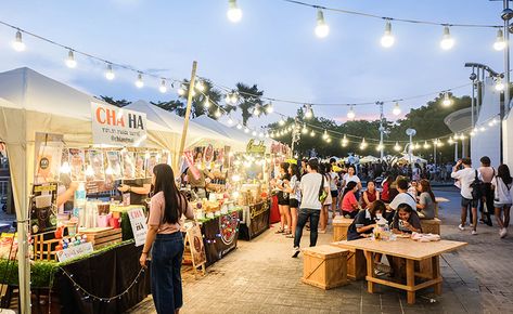 Food Festivals Event, Things To Do In Kansas, Buying Food, Food Event, Food Fair, Food Park, Christmas Markets Europe, Wooden Chairs, Eating Food