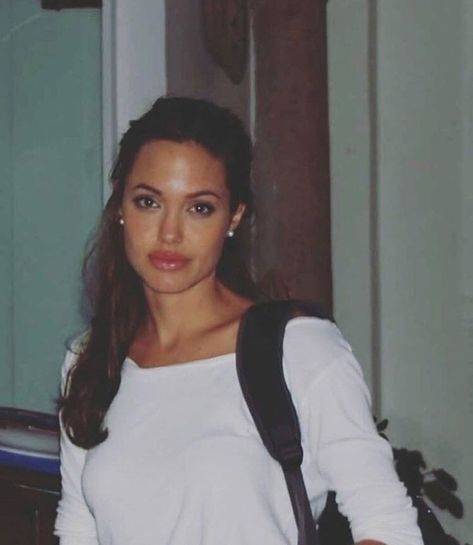 Angelina Jolie Aesthetic, Angelina Jolie 90s, Goddess Women, 90s Aesthetic, Aesthetic Beauty, Grunge Hair, Hollywood Celebrities, Girl Crushes, Woman Crush