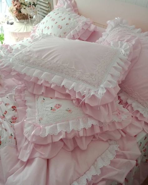 Shabby Chic Decorating, Bed Cover Design, Designer Bed Sheets, Diy Pillow Covers, Shabby Chic Pillows, White Cushion Covers, Romantic Cottage, Shabby Chic Bedroom, Pretty Pillow