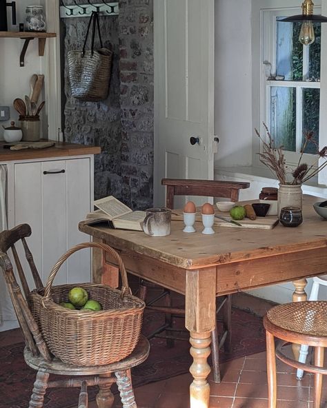 Warm and woody autumnal tones in the cottage kitchen at Park Place. It's the perfect time of year for a laid-back table setting 🍏🍂🍁🤎 #cottagestyle #tablesetting #rusticdining #interiorstyling #britishinteriors #cottagecore #autumm Cottage Table, Cottage Kitchen, The Cottage, Rustic Dining, Cottage Core, Cottage Style, Table Setting, Interior Styling, Table Settings