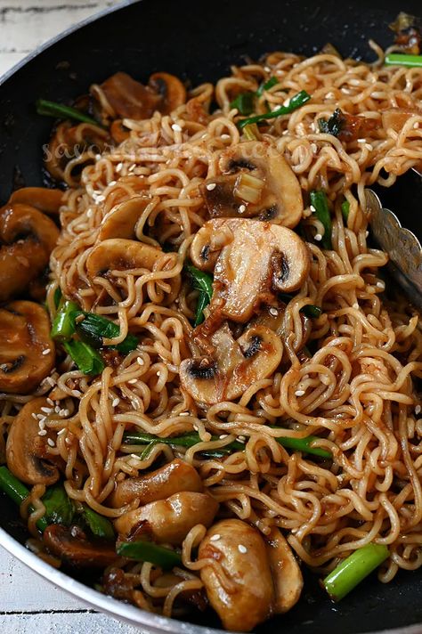 Enoki Mushroom Recipe Ramen, Mushroom Ramen Recipes, Ramen With Mushrooms, Mushroom Noodles Recipes, Mushroom Noodle Recipes, Brown Rice Noodle Recipes, Simple Mushroom Recipes, Asian Mushroom Recipes, Mushroom Ramen Soup