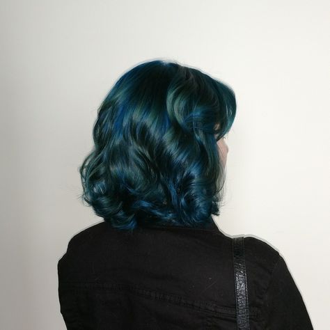 Soft waves in this sea of teal and Pacific blue hair! Sea Blue Hair Colour, Sea Blue Hair, Sea Green Hair, Dark Teal Hair, Teal Hair Color, Teal Highlights, Sea Hair, Blue Green Hair, Blue Ombre Hair