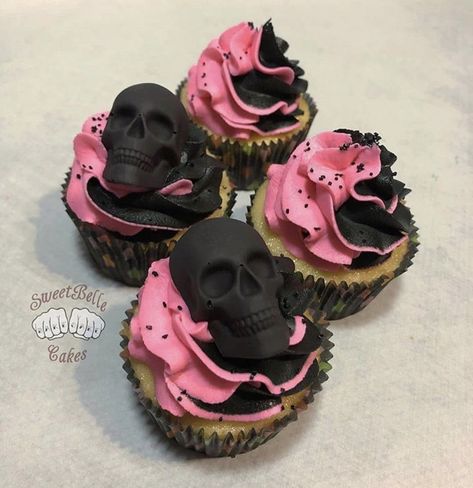 These pretty pink and black skull cupcakes are sure to make your Halloween party fabulous! Goth Cakes, Skull Cupcakes, Tattoo Skulls, Halloween Food Crafts, Halloween Deserts, Black Dessert, Black Cupcakes, Halloween Food Appetizers, Skull Cake