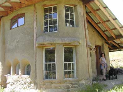 cob house | Cob homes and ovens Cob Exterior, Clear Roofing, Organic Homes, Cob House Interior, Earth Ships, Cob Homes, Hobbit Holes, Adobe Homes, Sustainable Homestead