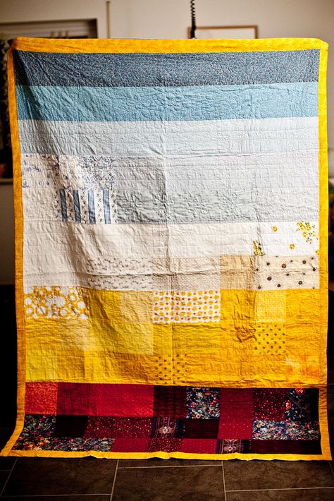 I made this quilt for my sister last year. Its 1,5 x 2,17 m / 59 inch x 85 inch large. I used cotton fabrics only and added a very light padding to make it soft and smooth. Quilting Blanket, Gradient Quilt, Crochet Textiles, Stripes Quilt, Kantha Design, Improv Quilts, Japanese Boro, Patchwork Ideas, Colour Gradient